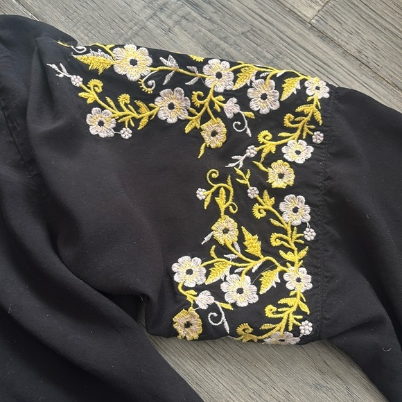 Luna Moon | Yellow and White Floral Embroidered Black Blouse Size Large - Picture 13 of 13